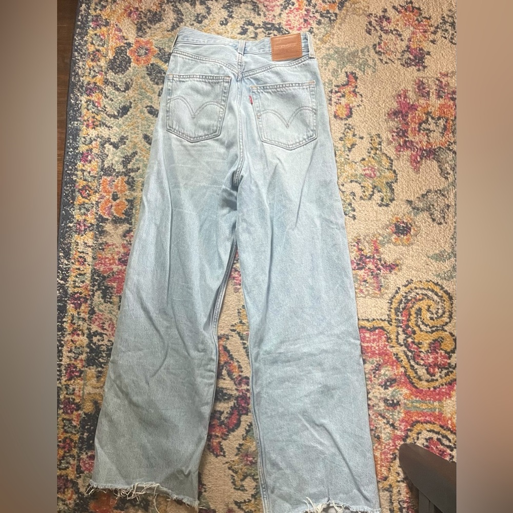 LEVI’S LIGHT WASH JEANS